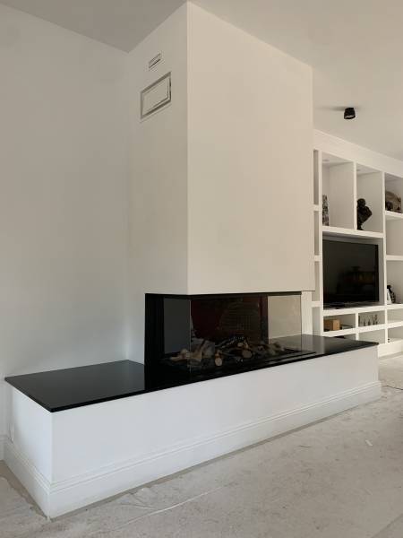 Réalisation par Bati concept cheminées d'une cheminée gaz luna diamond sur Arcachon avec habillage granit Noir zimbabwe