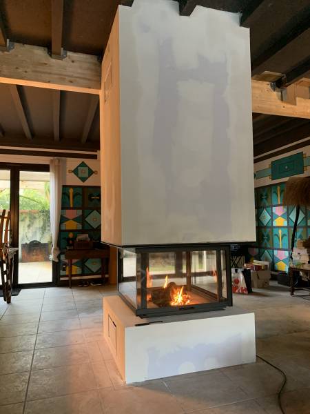 Cheminée centrale dans les Landes par Bati concept  cheminées
