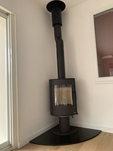 Poêle à bois et plaque de sol en granit noir zimbabwe installés à Gujan-mestras