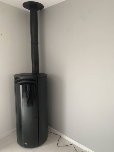 Poêle à granulés italien Avana de la marque COLA, installé par votre cheministe de Biscarrosse